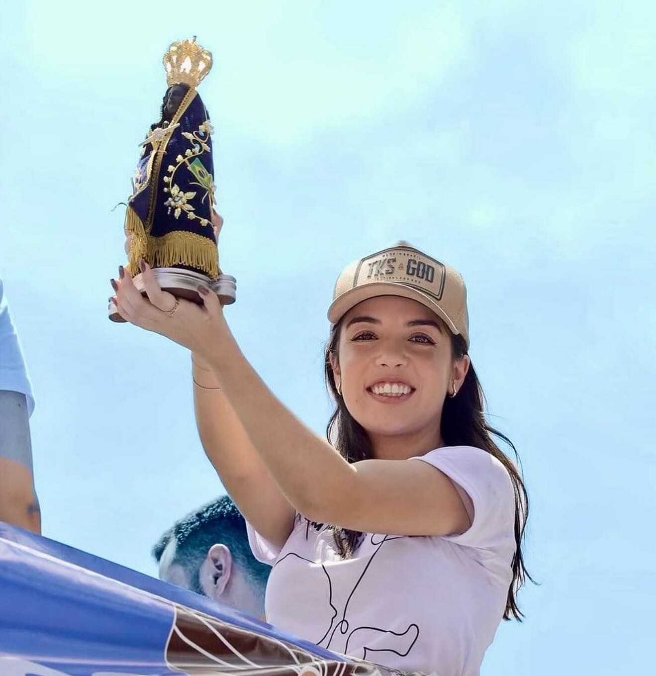 Chiara Biondini erguendo a imagem de Nossa Senhora Aparecida