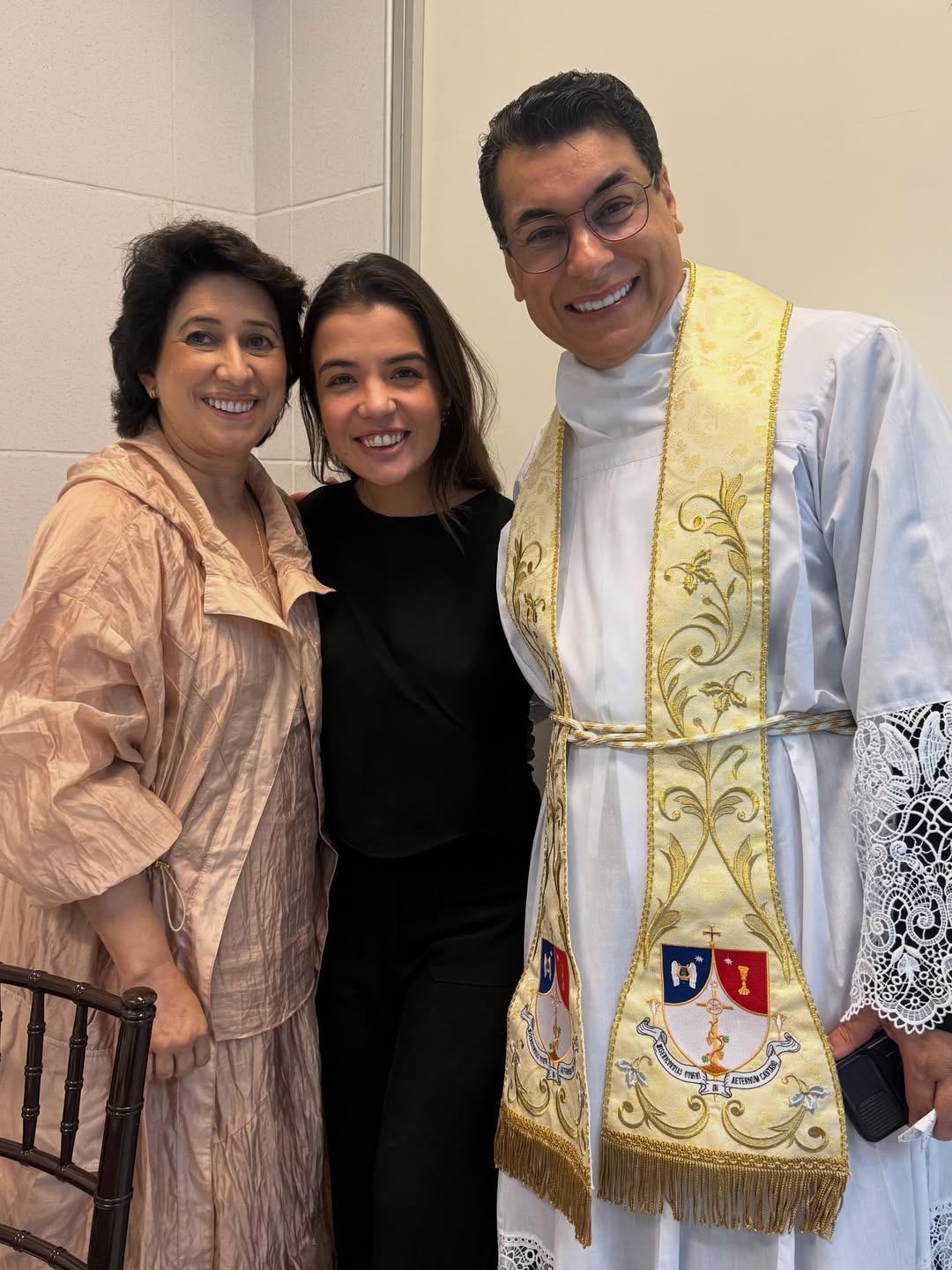 Chiara Biondini ao lado da Dra. Filó e do Padre Chrystian Shankar