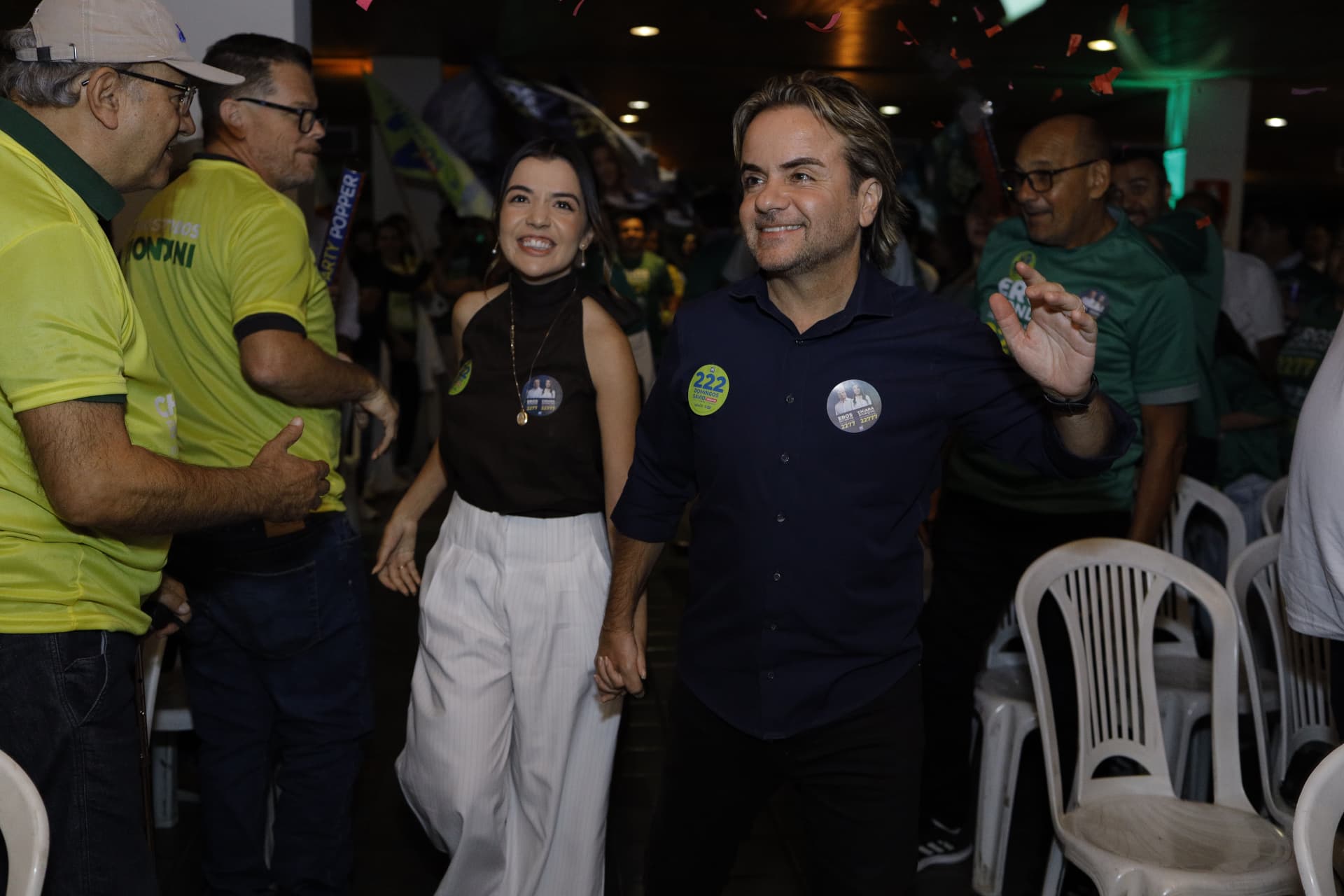 Eros e Chiara Biondini chegando a um evento cercados de apoiadores
