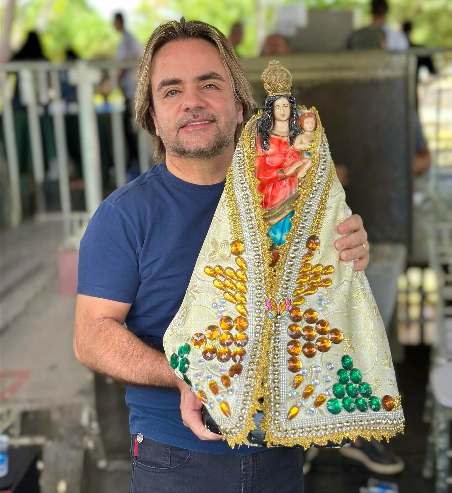 Eros Biondini segurando a imagem da padroeira