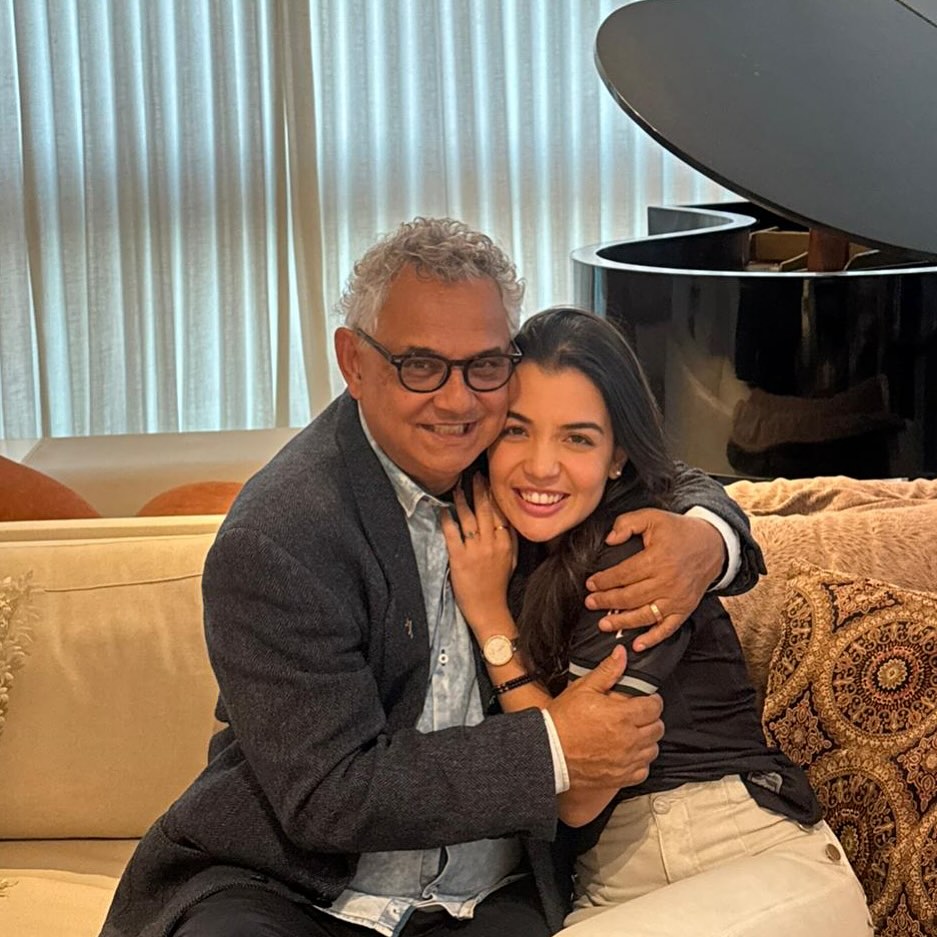 Chiara Biondini abraçada ao diácono Nelsinho Corrêa, seu padrinho